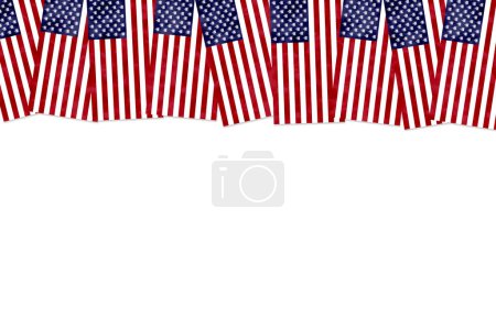 Téléchargez les photos : Frontière du drapeau des mauvaises herbes des États-Unis isolée sur blanc avec espace de copie pour votre message cannabis ou marijuana - en image libre de droit