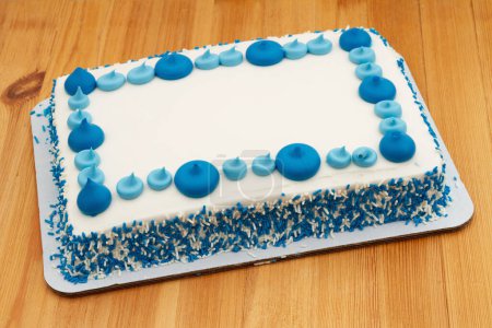 Foto de Pastel de cumpleaños en blanco y azul hoja plana para su mensaje de celebración - Imagen libre de derechos