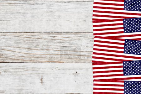 Téléchargez les photos : Frontière du drapeau des États-Unis rouge, blanc et bleu sur du bois altéré pour votre message patriotique ou américain - en image libre de droit
