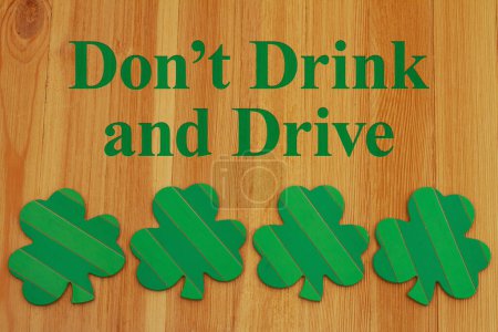 Foto de No beber y conducir mensaje con tréboles verdes en madera para el día de San Patricio - Imagen libre de derechos