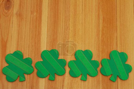 Téléchargez les photos : Fond de trèfle vert sur bois pour saint patricks jour - en image libre de droit
