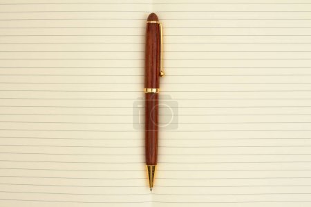 Foto de Página de papel de diario de línea reglamentada con antecedentes de lápiz para escribir o escribir un mensaje de diario - Imagen libre de derechos