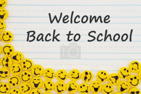 Foto de Bienvenido de nuevo al mensaje de la escuela con botones amarillos felices borde en papel forrado para su gran mensaje - Imagen libre de derechos