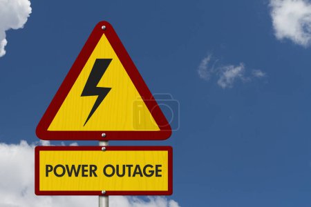 Stromausfall-Meldung auf gelbem Warnschild mit Himmel
