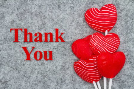 Téléchargez les photos : Message de remerciement avec sucette rouge et blanche coeur de bonbons - en image libre de droit