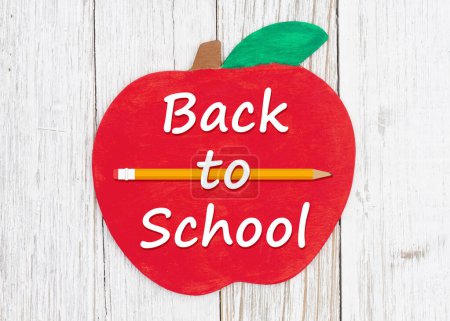 Téléchargez les photos : Message de retour à l'école avec crayon sur une pomme en bois sur un bureau en bois pour vous éducation ou message scolaire - en image libre de droit