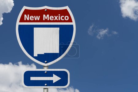 Téléchargez les photos : Road trip au Nouveau-Mexique, Panneau routier inter-états rouge, blanc et bleu avec mot Nouveau-Mexique et carte du Nouveau-Mexique avec fond de ciel - en image libre de droit