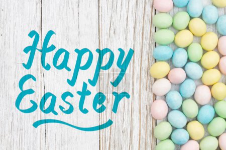 Téléchargez les photos : Bonne carte de vœux de Pâques avec oeufs de Pâques sur bois altéré - en image libre de droit