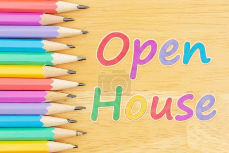 Téléchargez les photos : Message Open House avec crayons de couleur pastel sur bureau en bois pour vous éducation ou message scolaire - en image libre de droit
