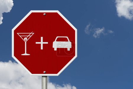 Téléchargez les photos : Ne buvez pas et conduisez le message sur le panneau rouge d'arrêt de rue avec le ciel - en image libre de droit