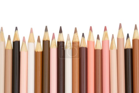 Téléchargez les photos : Crayons de couleur de peau multiculturels fond isolé sur blanc pour vous message éducatif ou scolaire - en image libre de droit