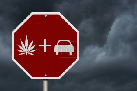 Foto de No hacer cannabis y el mensaje de conducir en la calle roja señal de stop con el cielo tormentoso - Imagen libre de derechos