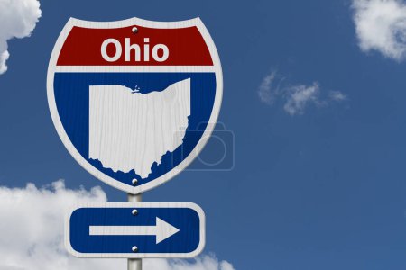 Téléchargez les photos : Road trip à Ohio, rouge, blanc et bleu panneau routier inter-états avec mot Ohio et carte de l'Ohio avec fond de ciel - en image libre de droit