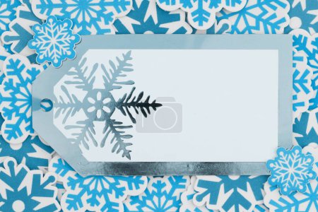 Téléchargez les photos : Blank gift tag with blue snowflakes for winter or cold message - en image libre de droit