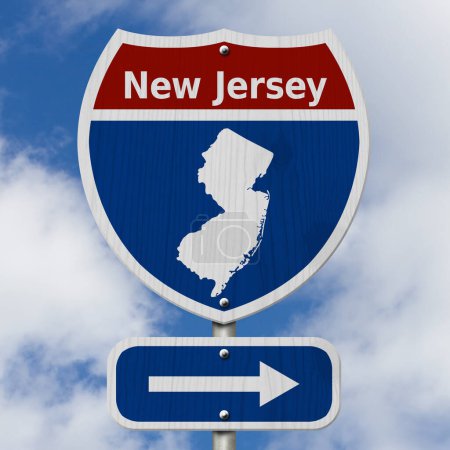 Téléchargez les photos : Road trip au New Jersey, panneau routier inter-états rouge, blanc et bleu avec mot New Jersey et carte du New Jersey avec fond de ciel - en image libre de droit