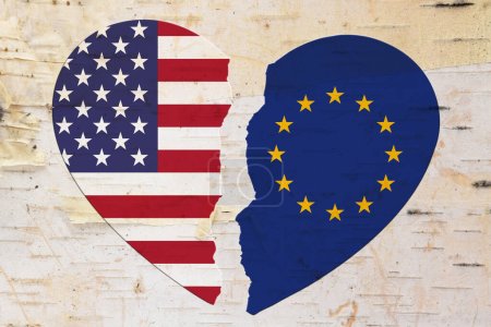 Foto de Banderas estadounidenses y de la UE en un corazón roto sobre madera envejecida - Imagen libre de derechos
