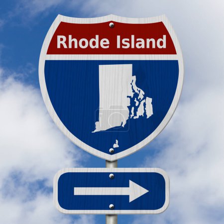 Téléchargez les photos : Road trip à Rhode Island, panneau routier inter-états rouge, blanc et bleu avec le mot Rhode Island et carte de Rhode Island avec fond de ciel - en image libre de droit