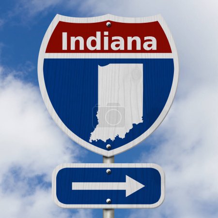 Téléchargez les photos : Road trip à Indiana, rouge, blanc et bleu autoroute inter-États panneau routier avec mot Indiana et carte de l'Indiana avec fond de ciel - en image libre de droit