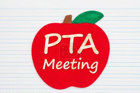 PTA-Sitzungsnachricht auf einem hölzernen Apfel auf liniertem Notizbuch-Papier für Bildung oder Schule