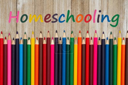 Foto de Mensaje de educación en casa con lápices de colores pastel lápices de colores en el escritorio de madera vieja para usted educación o mensaje escolar - Imagen libre de derechos