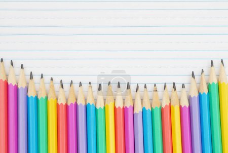 Téléchargez les photos : Crayons de couleur sur fond papier pour carnet de notes vintage à la règle pour vous éducation ou message scolaire - en image libre de droit