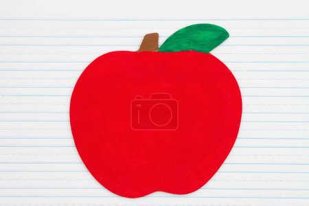Foto de Fondo de la escuela de manzana de madera en papel de cuaderno de línea reglada vintage para usted educación o mensaje escolar - Imagen libre de derechos