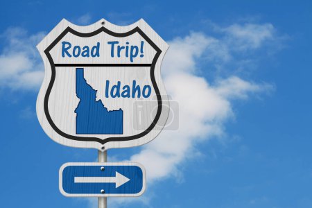 Téléchargez les photos : Idaho Road Trip Highway Sign, Idaho carte et texte Road Trip sur un panneau routier avec fond de ciel - en image libre de droit