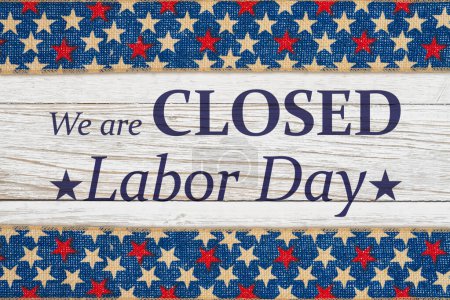 Téléchargez les photos : Panneau fermé de la fête du travail avec étoiles rouges, blanches et bleues des États-Unis sur bois altéré - en image libre de droit