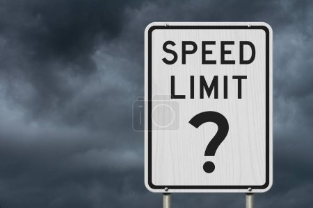 Foto de Mensaje de pregunta de límite de velocidad en la calle señal de tráfico con cielo tormentoso - Imagen libre de derechos