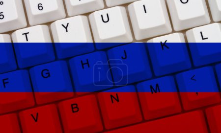 Téléchargez les photos : Accès à Internet en Russie, Le drapeau russe sur un clavier d'ordinateur - en image libre de droit