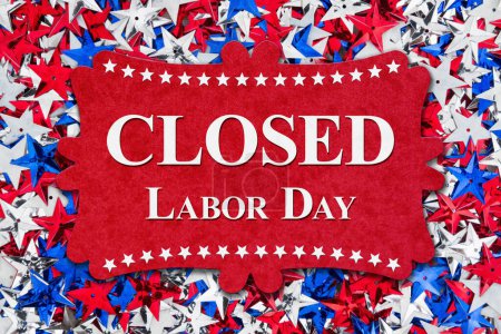 Téléchargez les photos : Panneau fermé de la fête du travail avec étoiles rouges, blanches et bleues des États-Unis - en image libre de droit