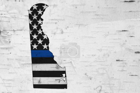 Foto de Bandera de línea azul delgada americana en el mapa de Delaware para su apoyo a los oficiales de policía - Imagen libre de derechos