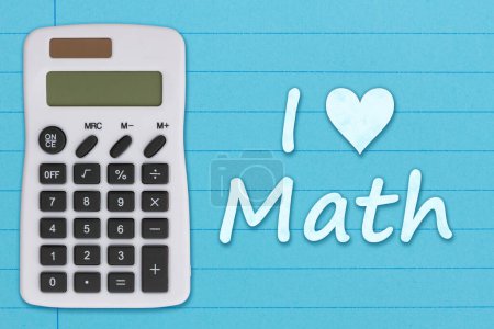 Foto de Me encantan las matemáticas en papel escolar forrado de azul retro con una calculadora - Imagen libre de derechos
