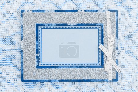 Téléchargez les photos : Cadre à paillettes bleu et argent avec ruban avec dentelle - en image libre de droit