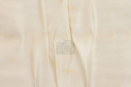 Téléchargez les photos : Soie beige avec plis matériau texturé fond - en image libre de droit