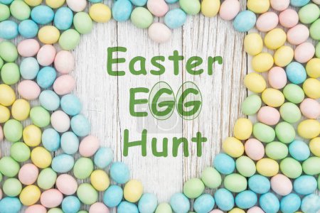 Téléchargez les photos : Message de chasse aux œufs de Pâques avec œufs de Pâques et coeur sur bois altéré - en image libre de droit