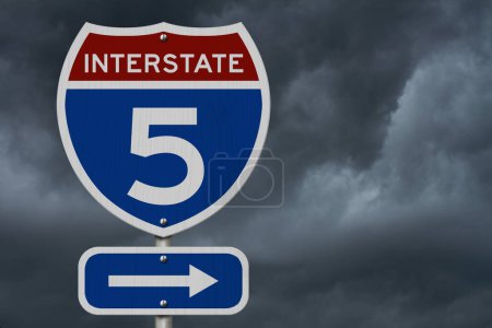 Téléchargez les photos : I-5 Interstate USA signalisation routière rouge et bleue avec fond de ciel orageux - en image libre de droit