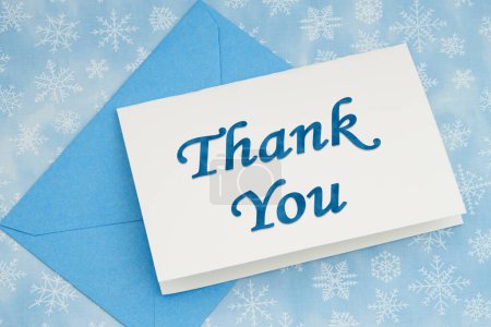 Foto de Gracias tarjeta de felicitación con sobre azul con copos de nieve de invierno - Imagen libre de derechos