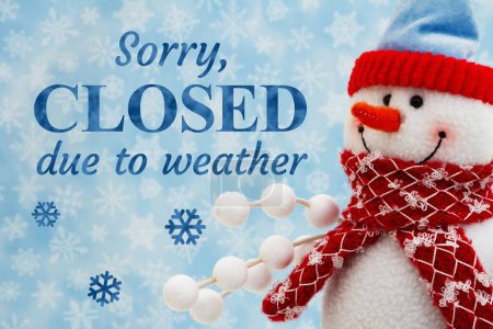 Foto de Lo sentimos cerrado debido al clima con un muñeco de nieve con sombrero y bufanda con copos de nieve - Imagen libre de derechos