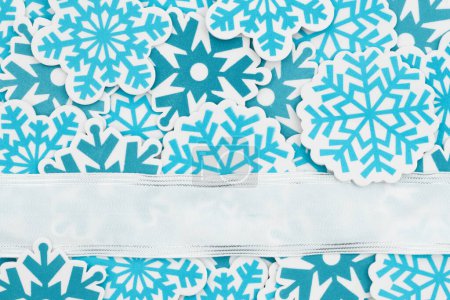 Téléchargez les photos : Beaucoup de flocons de neige bleus avec un fond d'hiver bannière pour votre saison ou message froid - en image libre de droit