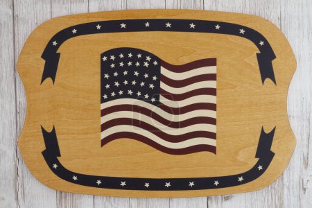 Téléchargez les photos : Panneau beige avec étoiles et rayures drapeau des États-Unis sur bois altéré - en image libre de droit