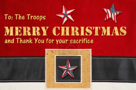 Foto de Feliz Navidad a nuestras tropas tarjeta de felicitación en traje de Santa - Imagen libre de derechos