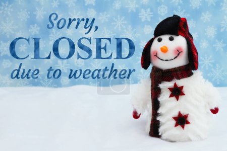 Téléchargez les photos : Désolé fermé en raison du temps avec un bonhomme de neige avec chapeau et écharpe avec flocons de neige - en image libre de droit