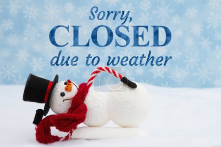 Téléchargez les photos : Désolé fermé en raison de la météo avec un bonhomme de neige avec chapeau et écharpe avec neige - en image libre de droit