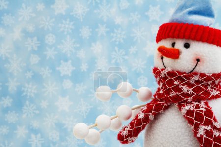 Foto de Muñeco de nieve con sombrero y bufanda con copos de nieve con espacio para copiar - Imagen libre de derechos