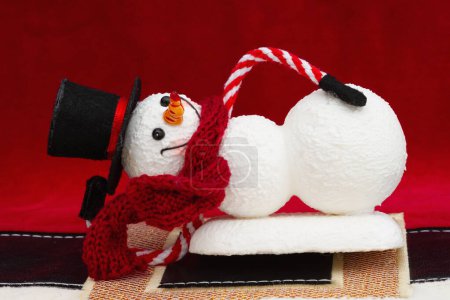 Foto de Muñeco de nieve con sombrero y bufanda en un traje de Santa para el invierno o mensaje de vacaciones - Imagen libre de derechos