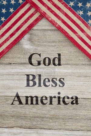 Foto de Mensaje patriótico de Estados Unidos, vieja bandera patriótica de Estados Unidos sobre un fondo de madera envejecida con texto Dios bendiga a Estados Unidos - Imagen libre de derechos