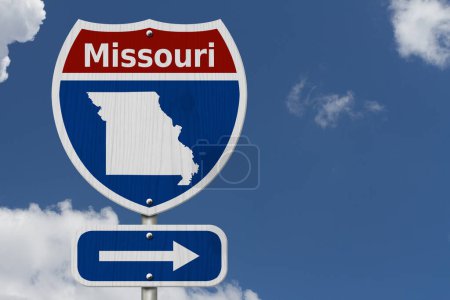 Téléchargez les photos : Road trip au Missouri, rouge, blanc et bleu autoroute interétatique panneau routier avec mot Missouri et carte du Missouri avec fond de ciel - en image libre de droit