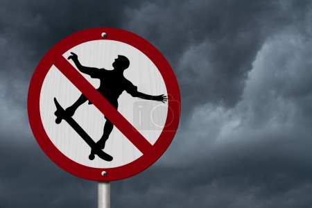 Téléchargez les photos : Aucun panneau autorisé de planche à roulettes, un panneau rouge de route avec l'icône de skateboarder et pas symbole avec l'arrière-plan orageux de ciel - en image libre de droit