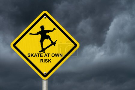 Téléchargez les photos : Panneau d'avertissement de planche à roulettes, panneau d'avertissement jaune avec icône du skateboarder et patin à texte à ses risques et périls avec fond de ciel orageux - en image libre de droit